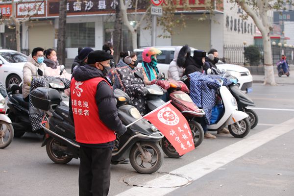 发挥退休党员余热  积极参与志愿者服务