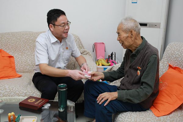电缆集团党委认真开展走访慰问建国前参加革命工作老干部、老党员活动