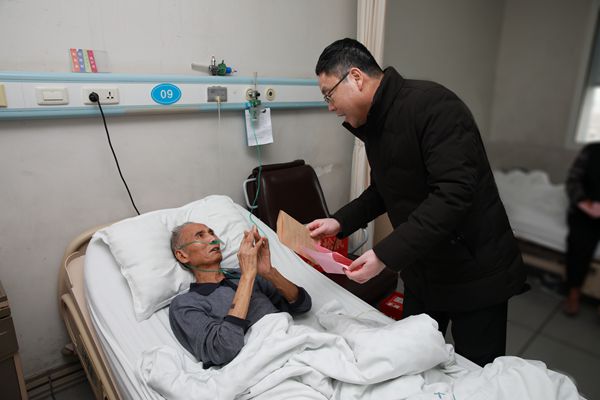 节日慰问送温暖 企业关怀暖人心